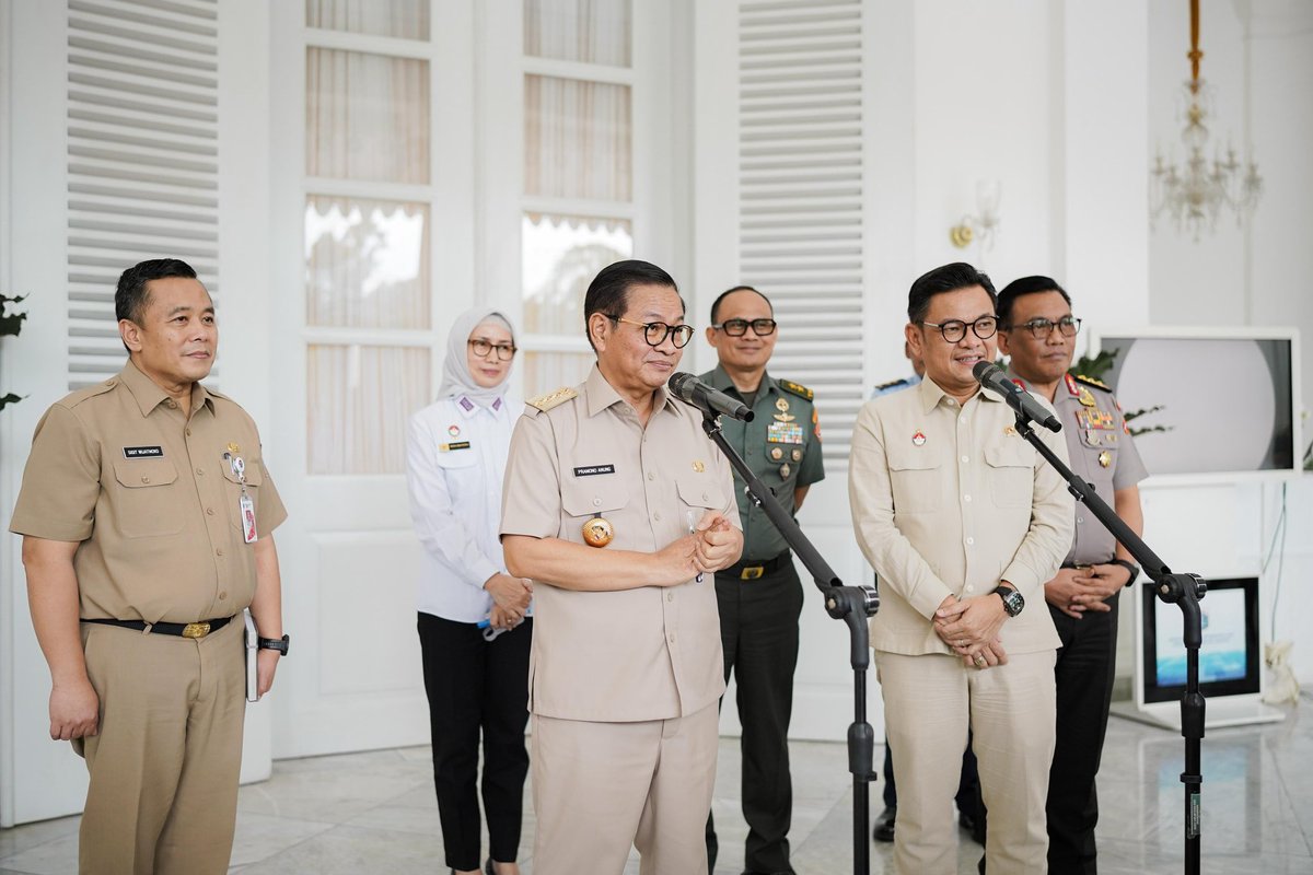 Hari ini bertemu Gubernur Lemhannas, Pak Ace Hasan Syadzily. Selain bersilaturahmi, kami juga membahas potensi sinergi yang bisa dilakukan, yaitu kesempatan pendidikan bagi aparatur Jakarta di Lemhannas untuk mendukung Jakarta sebagai pusat pertumbuhan ekonomi dan kota global.