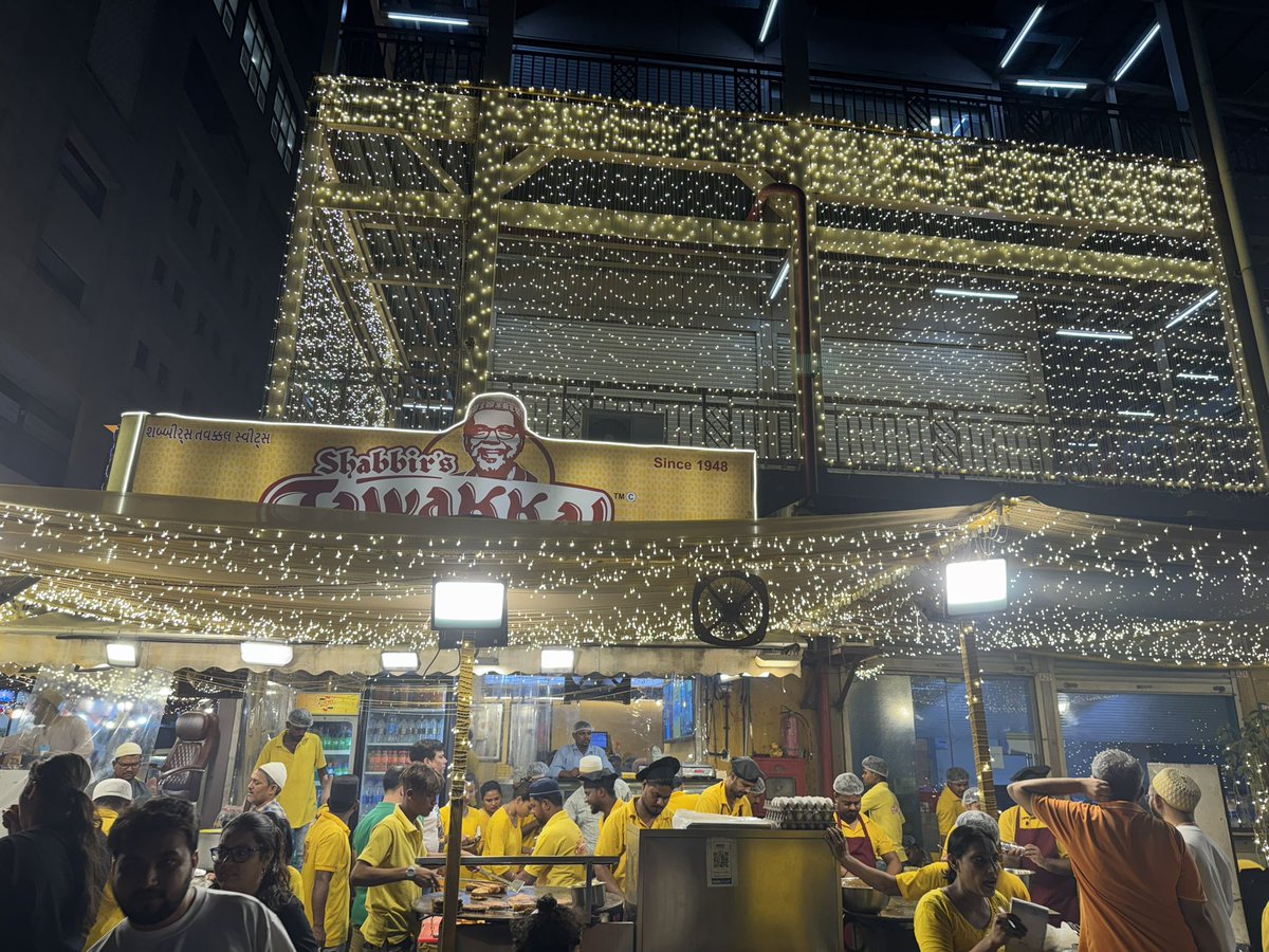 aniruddhadutta's tweet image. The annual visit for the #Ramzan #Iftaar to the #BohriMohalla & the delicacies that we feast ourselves to from both the original and #Shabbir’s #Tawakkal Sweets, the latter high up on the food vlogging & celebrity quotient