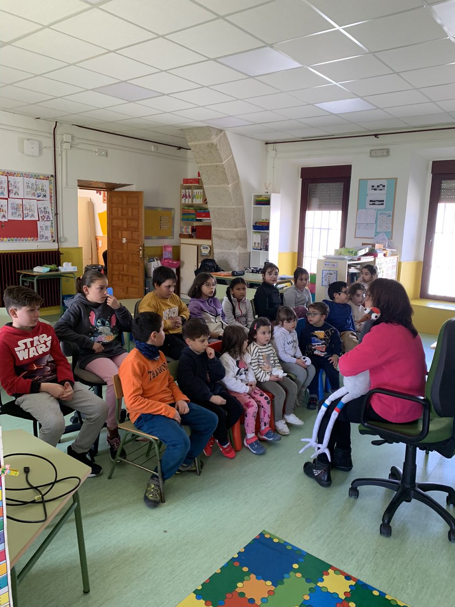 El viernes Mayte vino al cole para preparar la excursión de hoy. Nos vamos a las Lagunas de la Moraña (el Oso, Ávila). ¡Qué ganas! #somosunapiña