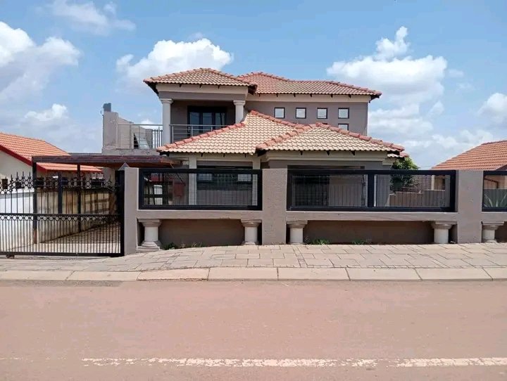 KasiEconomy's tweet photo. House for sale in Soshanguve Block WW

Price : R1 199 999 https://t.co/9S5hcWZxK2