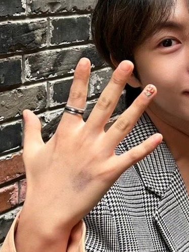 renjeonah's tweet photo. renjun with his new friendship ring and flower (?) nail art on his ring finger 🥹💍🌼 https://t.co/JqExegyToF