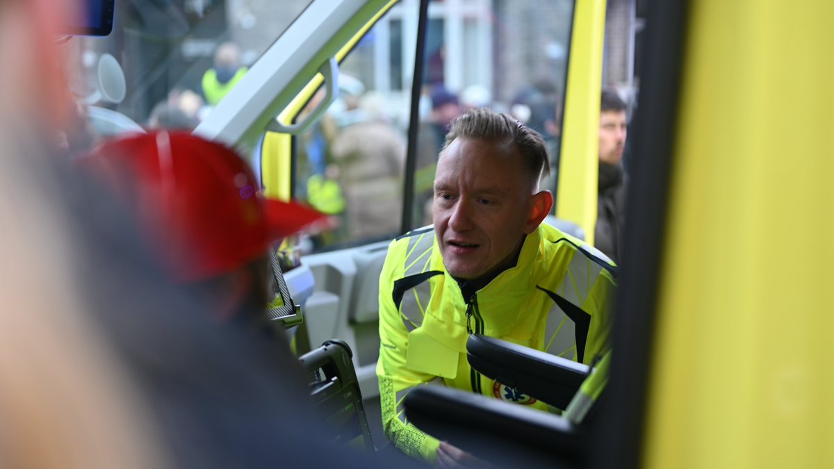 Region Hovedstadens Akutberedskab (@akutberedskabet) on Twitter photo Vi fik en masse børn på besøg i vores ambulance på Den Lille Kulturnat. De blå blink og store biler fascinerer, og det blev en lærerig aften.
Tak til <a href="/KobenhavnPoliti/">Københavns Politi</a> og <a href="/HBeredskab/">Hovedstadens Beredskab</a> for godt co-work. #dkmedier #sundpol Vi fik en masse børn på besøg i vores ambulance på Den Lille Kulturnat. De blå blink og store biler fascinerer, og det blev en lærerig aften.
Tak til <a href="/KobenhavnPoliti/">Københavns Politi</a> og <a href="/HBeredskab/">Hovedstadens Beredskab</a> for godt co-work. #dkmedier #sundpol