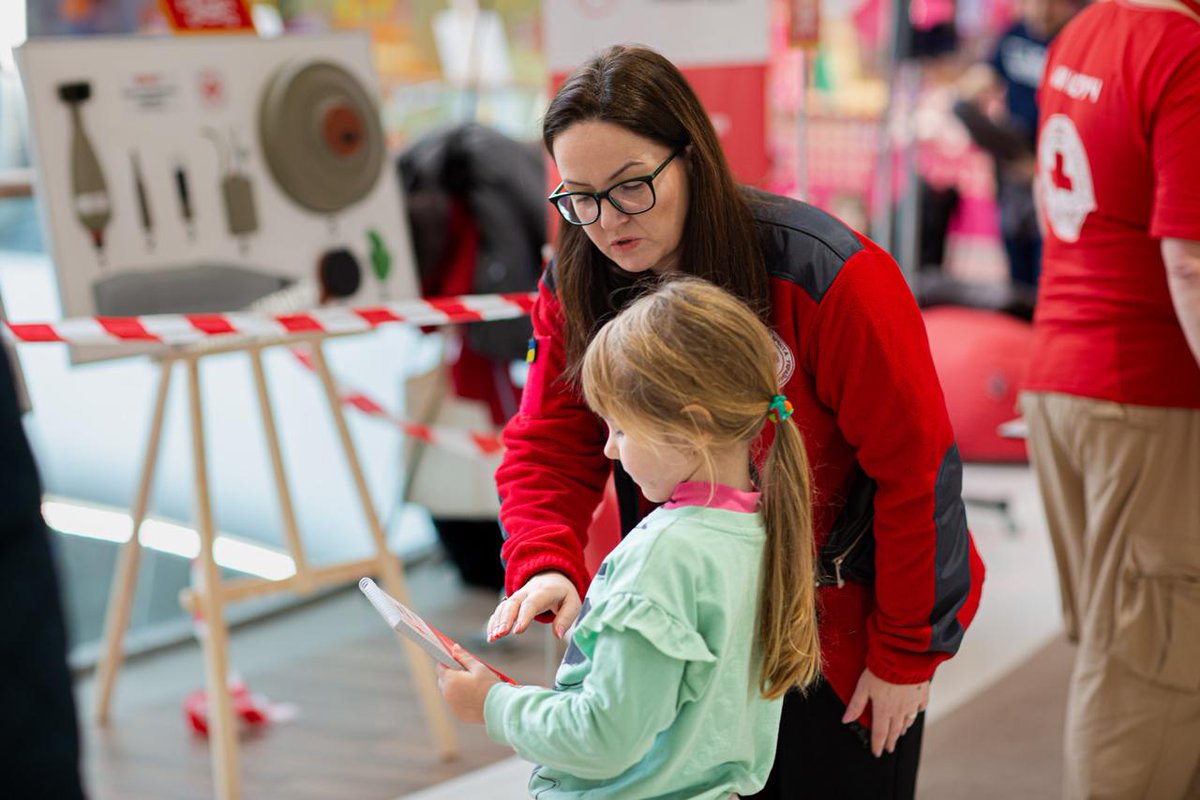 RedCrossUkraine's tweet image. ⚠️ The #UkrainianRedCross has reached over 300,000 people, including 190,940 children, providing crucial training on the risks of explosive hazards &amp;amp; safe behavior. Since the full-scale invasion began, this life-saving education has been vital in reducing accidents. 💥#MineSafety
