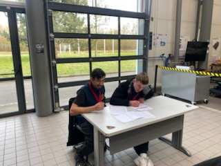 Samedi 15 mars, les élèves du lycée Cugnot de Neuilly sur Marne étaient présents au "Challenge BMW" !
Ce challenge regroupe les meilleurs élèves autour d'épreuves de diagnostic automobile. 
Bravo à nos élèves ainsi qu'à leurs professeurs pour cette excellente prestation !