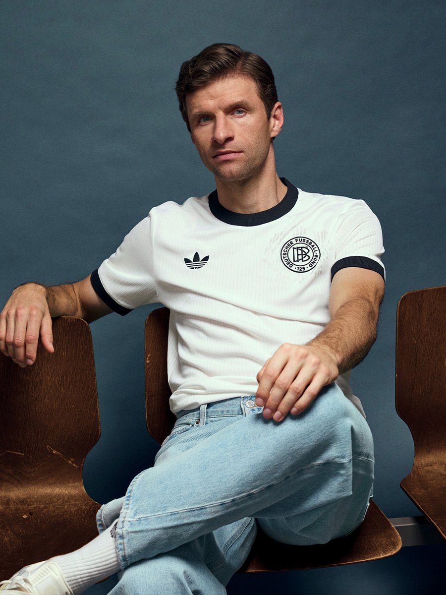 Almanya Futbol Federasyonu, 125. yıl için özel forma çıkardı.