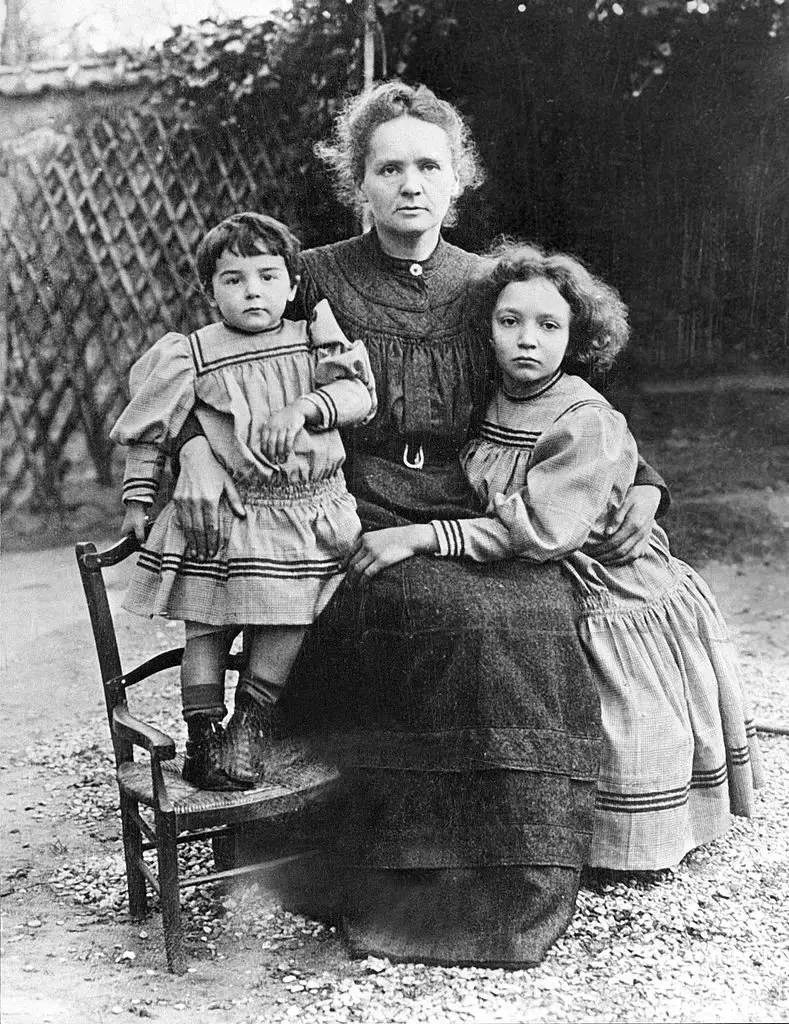 UnamunoAgain's tweet image. Puede parecer una madre normal con sus dos hijas, pero en esta foto hay 3 Premios Nobel

🏅 Marie Curie - Nobel de Física de 1903
🏅 Marie Curie - Nobel de Química de 1911
🏅 Irene Curie (hija) - Nobel de Química de 1935