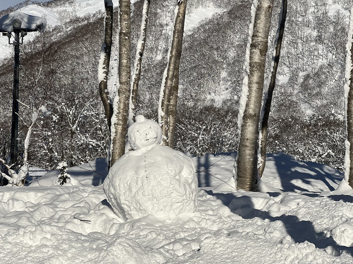 #雪だるま 発見！その6
リゾート内で見つけた、お客様の作った雪だるまをご紹介🎶
雪だるまつくーろぅー🎤❄

奥側にあるバス停付近に佇む一際大きなだるまさん⛄️

バスの待ち時間って意外と雪だるまを作るのに丁度良いのかもしれませんね🤓

#ヒルトンニセコビレッジ
#snowman