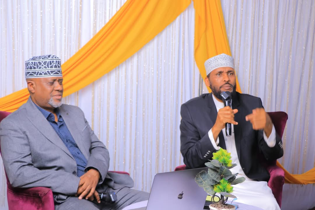 ibrahimdhere191's tweet photo. Waxaan maanta ka qayb galay muxaadaro uu soo jeediyay Dr. Saadiq Enow oo ka dhacday Hotelka Nomad - Nairobi.
Ciwaanka muxaadarudu wuxuu ahaa "Dhibka ka dhasha Khayraadka Dabiiciga ah". Sida Shidaalka &amp; Macdanta.
Waxaa si wada jira usoo qaban qaabiyay ARM TV &amp; HOPE INSTITUTE. https://t.co/KmozxW7DM8