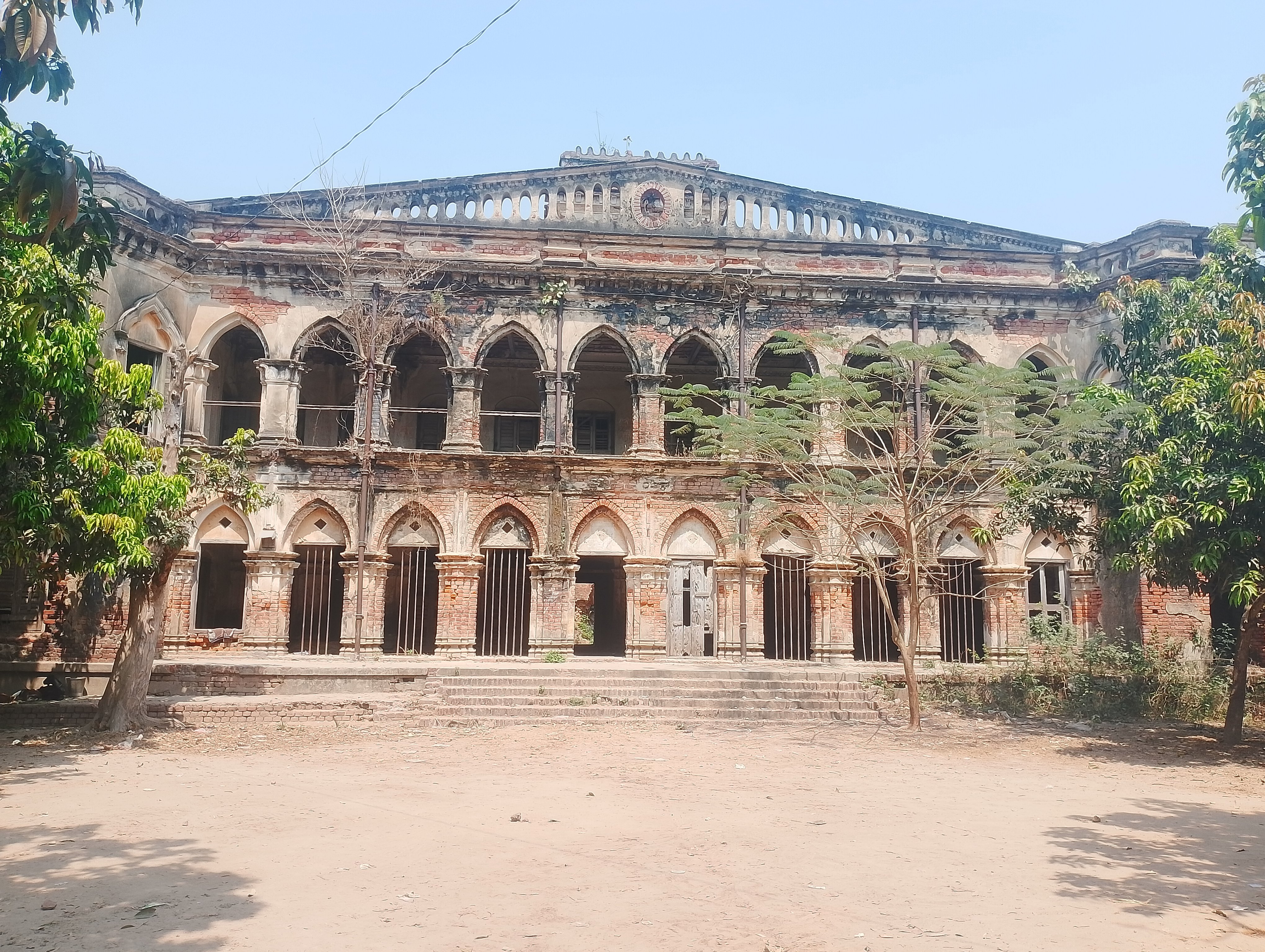 নাটোরের বীরকুৎসা হাজারদুয়ারি জমিদার বাড়ি সংস্কারের অভাবে মুখ থুবরে পড়েছে