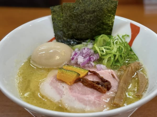 umeservice02's tweet photo. 【麺や 魁星 京急川崎店】 
個人的には特製の塩ラーメンがおすすめ。
あっさりしており、紫玉ねぎの食感と風味がいい仕事しています。
白トリュフの卵かけご飯も香りが非常に良いのでぜひ。ちなみに常連さんには「コク」が人気だそうです！

場所：京急川崎駅に隣接（ヨドバシカメラ側）
#麺や魁星 https://t.co/dgsX6WRQsM