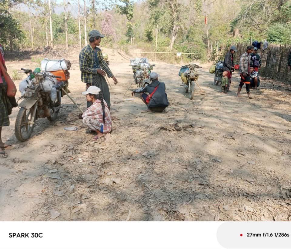 OoKoLinn3's tweet photo. ပဲခူးတိုင်း အုတ်ဖိုမြို့နယ်အပိုင် ပဲခူးရိုးမအတွင်းမှာ စစ်ကောင်စီက စစ်ကြောင်းထိုးတာ နဲ့ သစ်ခိုးထုတ်တာကို တားဆီးနိုင်ဖို့အတွက် မတ် ၁၆ ရက်က စတင်ပြီးတော့ မော်တော်ယာဥ်၊ ဆိုင်ကယ်၊ ကျွဲ၊ နွားတွေကို #ဖြတ်သန်းသွားလာခြင်းမပြုလုပ်ကြဖို့အတွက် သာယာဝတီခရိုင် တပ်ရင်း(၃၈၀၂) တပ်ခွဲ(၄)က အသိပေး https://t.co/rWXbK9Go9Y