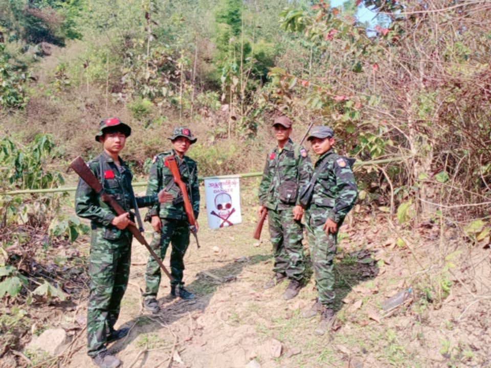 OoKoLinn3's tweet photo. ပဲခူးတိုင်း အုတ်ဖိုမြို့နယ်အပိုင် ပဲခူးရိုးမအတွင်းမှာ စစ်ကောင်စီက စစ်ကြောင်းထိုးတာ နဲ့ သစ်ခိုးထုတ်တာကို တားဆီးနိုင်ဖို့အတွက် မတ် ၁၆ ရက်က စတင်ပြီးတော့ မော်တော်ယာဥ်၊ ဆိုင်ကယ်၊ ကျွဲ၊ နွားတွေကို #ဖြတ်သန်းသွားလာခြင်းမပြုလုပ်ကြဖို့အတွက် သာယာဝတီခရိုင် တပ်ရင်း(၃၈၀၂) တပ်ခွဲ(၄)က အသိပေး https://t.co/rWXbK9Go9Y