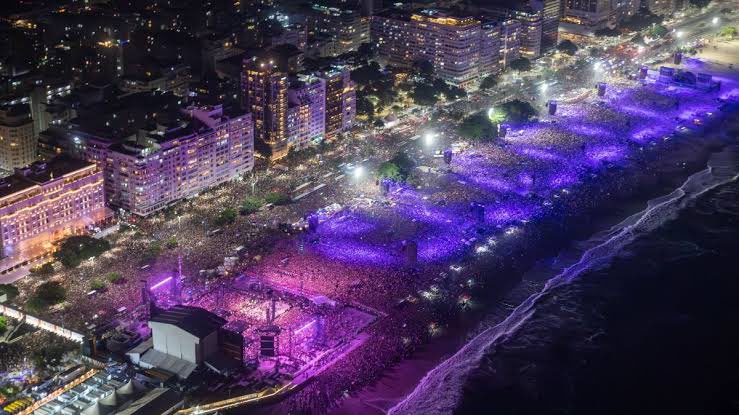 NiltonSerra's tweet photo. @MeloLucimery @folha Aqui no show da Madonna deve ter uns 7 bi de pessoas, né? https://t.co/o53jKSjei2