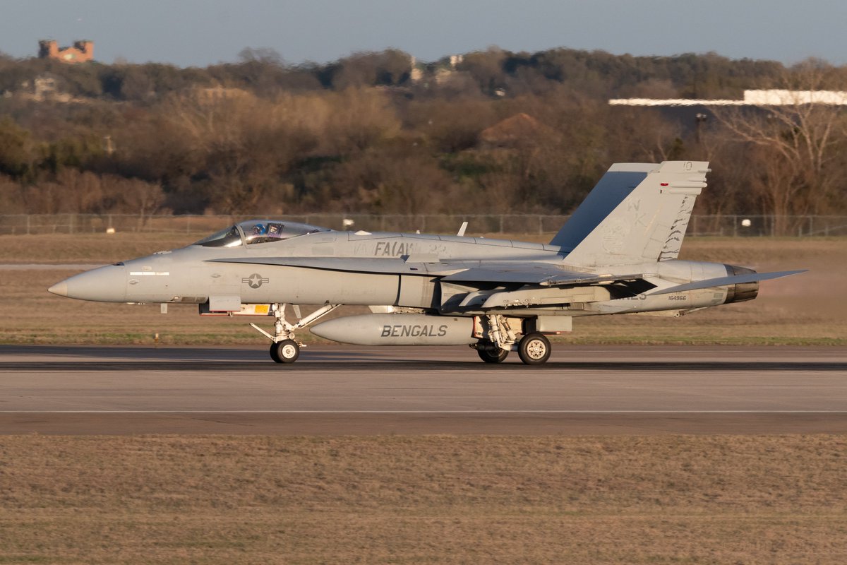 pressxtolive's tweet photo. A "new" VMFA-112 Cowboy, with traces of the old VMFA(AW)-224 scheme, plus the BENGALS tank.
164966 F/A-18C
#vmfa112 https://t.co/UcMeVfMEz3