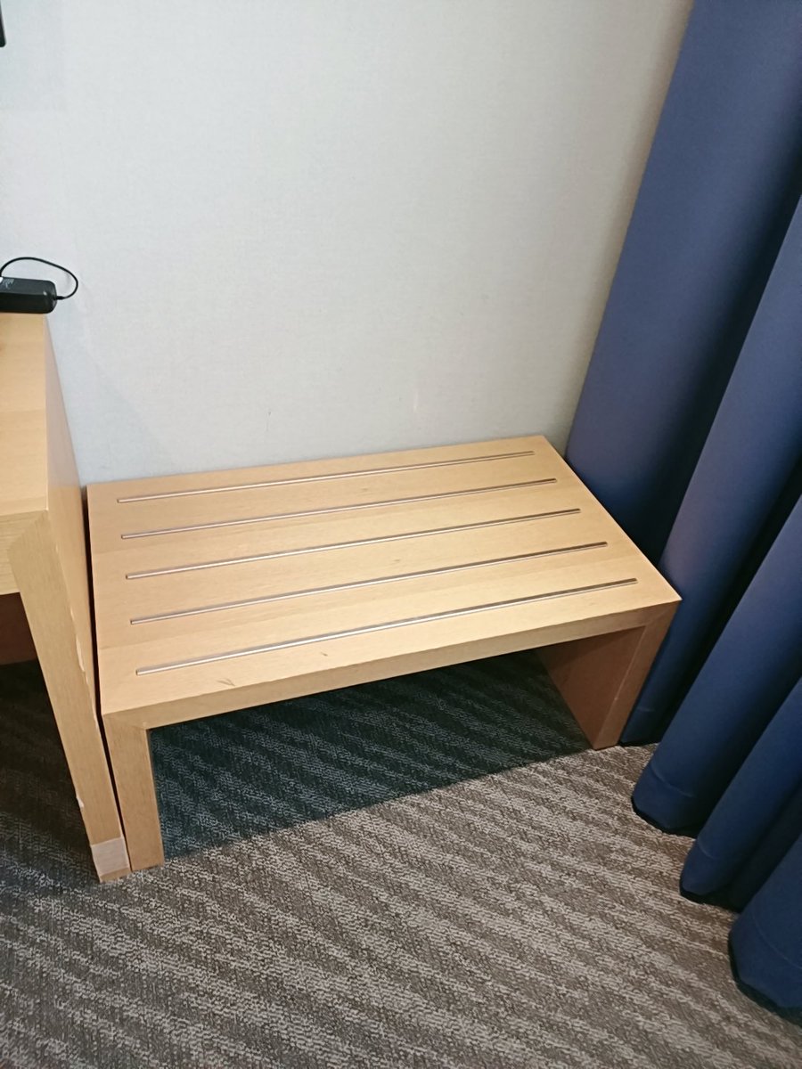 출장왔는데 종아리 맞기 좋은 책상 발견😋 현실은 스케쥴이 불규칙해 차에 숨겨둔 도구가 방치되는중...