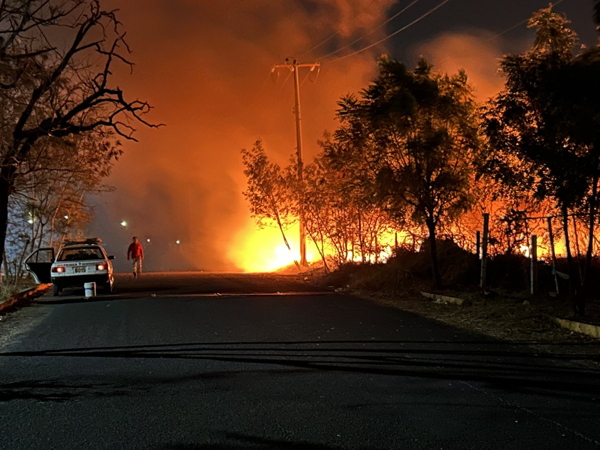 Se incendia terreno en la Unidad Morelos de Jojutla