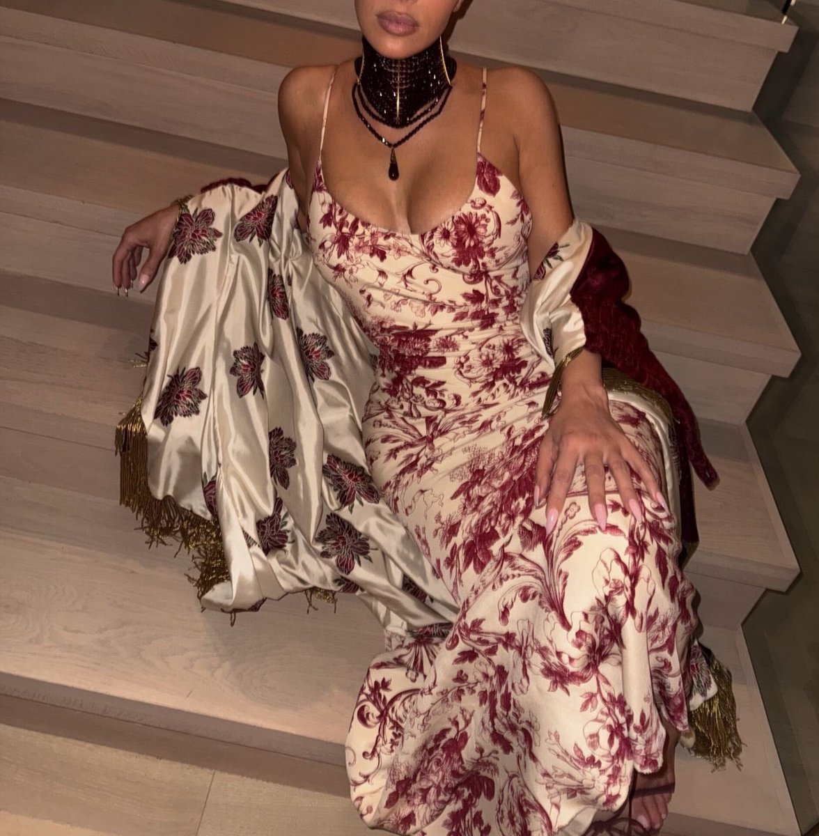 DailyNarrate's tweet photo. @KimKardashian in new photo 📸 https://t.co/Pbv4p92LOL