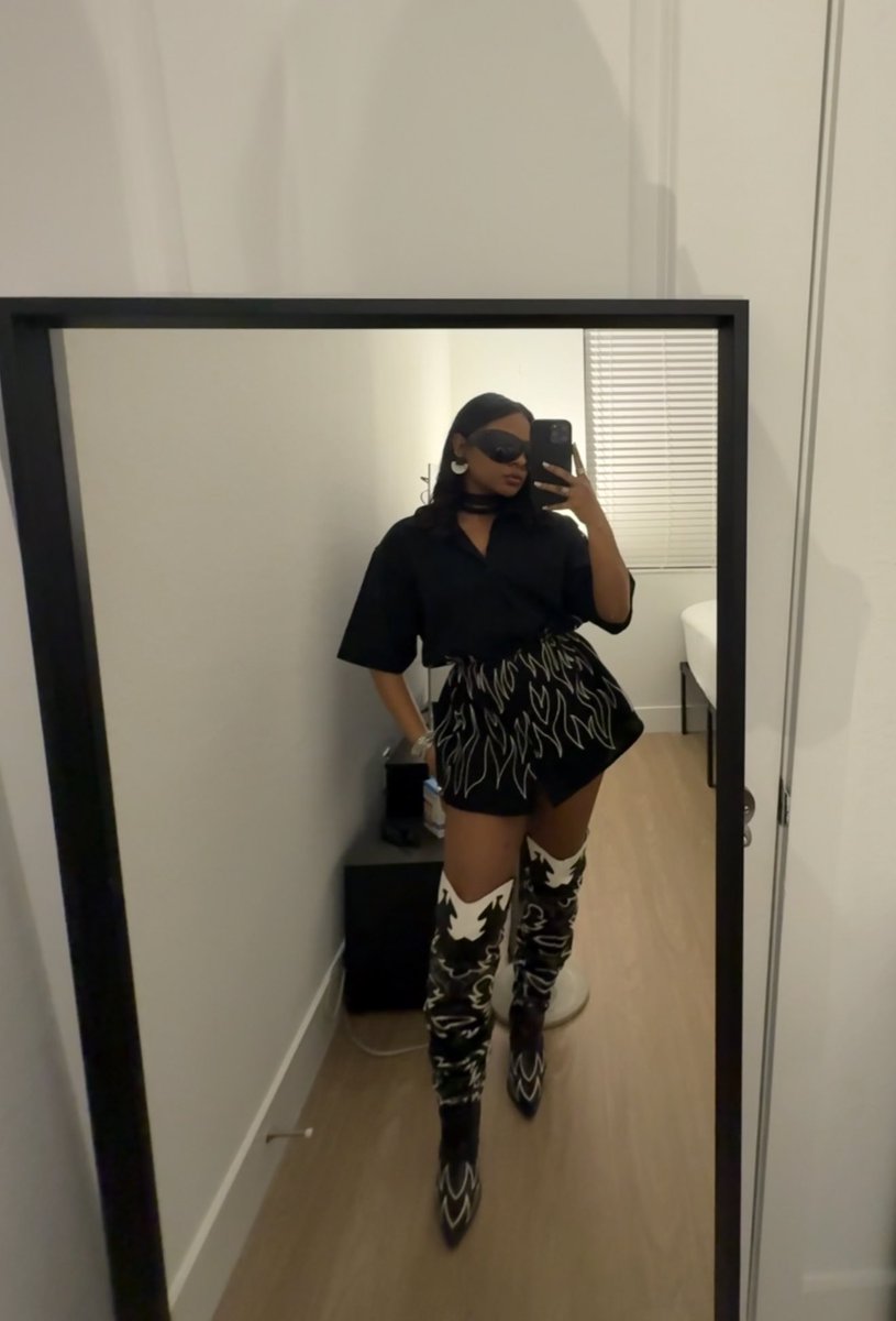 theflyscene's tweet photo. Stepped to see Santigold https://t.co/cHjYn6aqyN