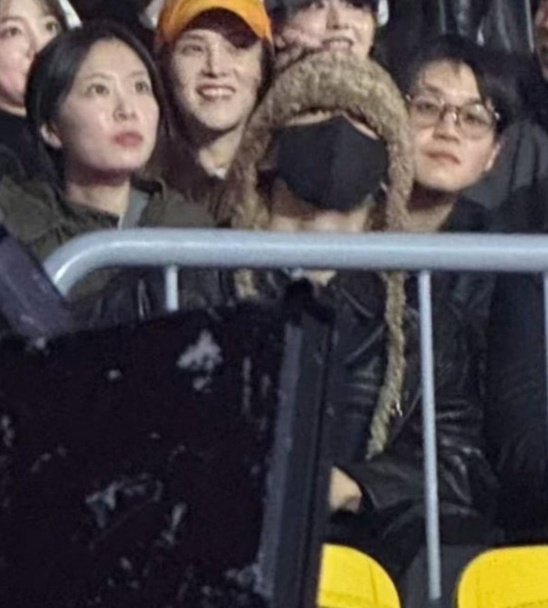 DailyNarrate's tweet photo. #JUNGKOOK seen at aespa’s concert in Seoul. https://t.co/0PcXhaj3Od
