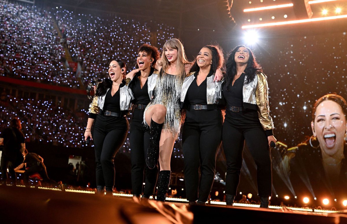 TSwiftUpdatesIT's tweet image. 🔙 | 2 anni fa iniziava il tour più grande della storia, il &quot;The Eras Tour&quot; di Taylor Swift.

— È diventato il tour con il maggior incasso di sempre, con 2.07 MILIARDI di dollari, e oltre 10 milioni di partecipanti.