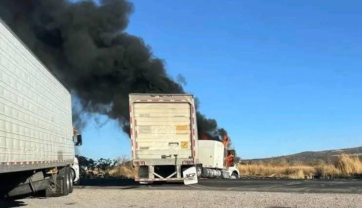 JaliscoRojo's tweet photo. El Ejército se enfrento al CJNG en la localidad Guadalupe del Lerma, municipio de La Barca, Jalisco. La ofensiva criminal se trasladó a Michoacán, donde la organización criminal emboscó a los militares en Tanhuato y a la Guardia Civil en La Piedad,  integrantes del CJNG, https://t.co/qM0gC2S53x