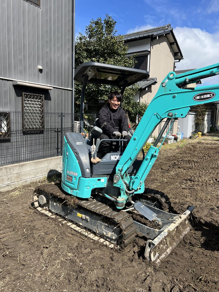 今日は岐阜に現場作業しに来ましたが、朝一でトラックが土にハマる事故笑。もう何の仕事してるか分からなくなって来ましたが久しぶりに外に出て楽しかった😂やりたい仕事をやるために違う仕事も手を抜かずやる時期なのでやりきります🔥