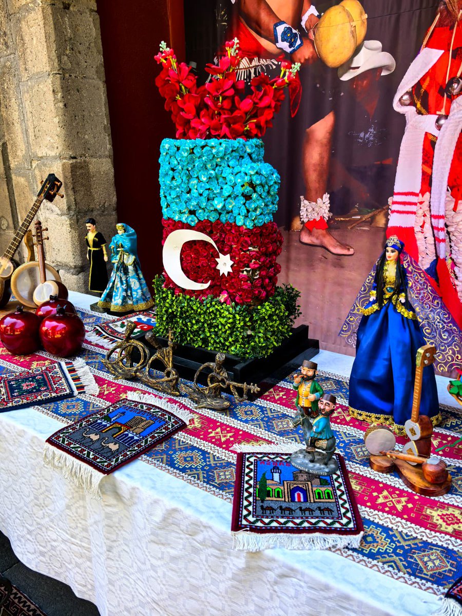 MATalibli's tweet photo. Es una alegría especial celebrar una festividad tan querida, colorida y cálida como #Novruz — la fiesta de primavera—con miles de visitantes del Museo Nacional de Culturas del Mundo @MuseoCulturas @INAHmx en la Ciudad de México #CDMX , un lugar verdaderamente histórico y majestuoso. 

Quisiera extender mi agradecimiento a la directora del museo Antropóloga Alejandra Gómez Colorado, y su equipo por su invaluable apoyo, que contribuyó al absoluto éxito del evento. También estoy agradecido al Excmo. Embajador @OctavioTripp , Director General para Europa en la @SRE_mx , por su amable participación. 

Fue un gran honor compartir la rica cultura y tradiciones azerbaiyanas 🇦🇿, y nos alegró ver a los visitantes disfrutando de nuestra gastronomía, dulces tradicionales de Novruz, así como participando en los juegos de primavera y danzas típicas. 
¡Feliz Novruz! ¡Novruz Bayramınız Mübarək!