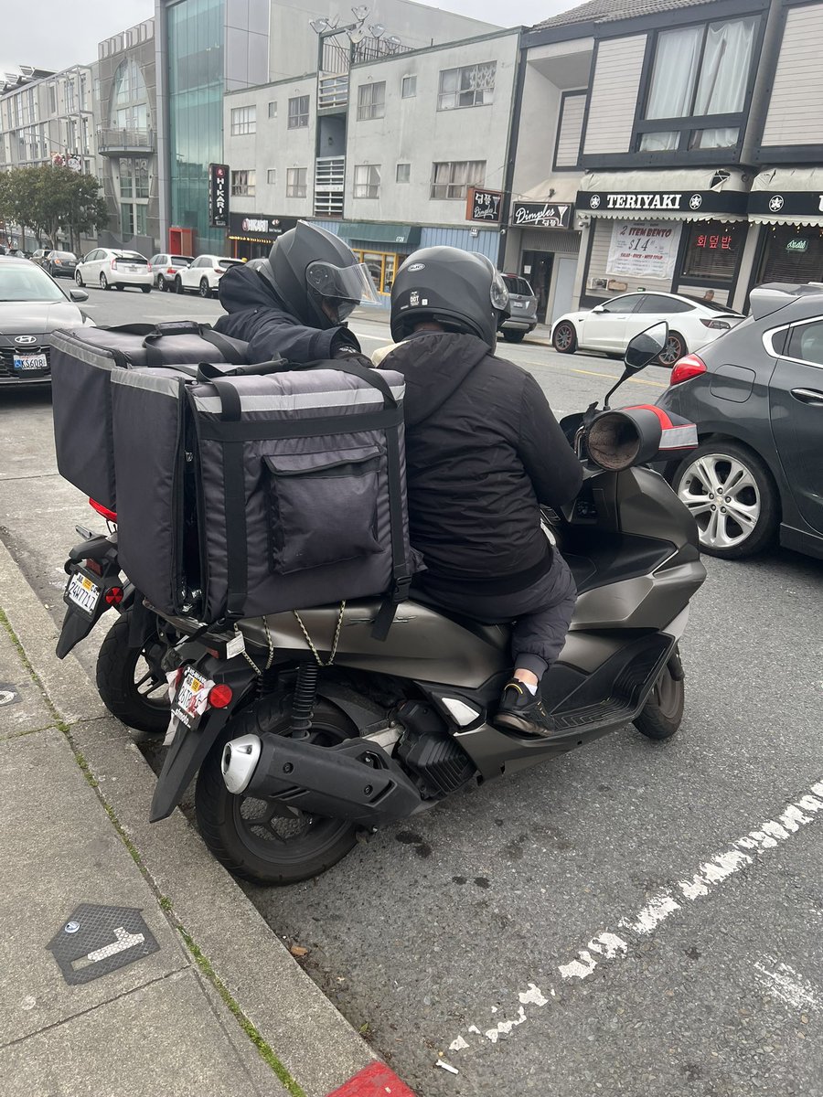 日本のUber Eatsの皆様へ

米国では主に車で配達を行いますが、今日サンフランシスコ以下SFの街を歩いていると、電動バイクで配達している方々に出会いました。SFは道路が非常に混雑しており、路上駐車が難しいという特有の事情があります。そのため、配達には効率的な電動バイク🏍️を活用してます