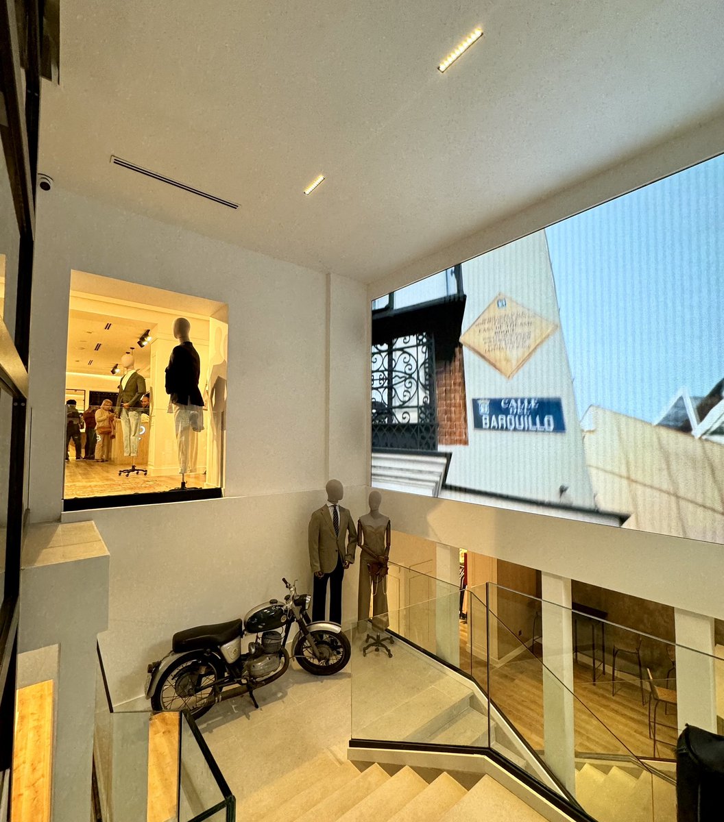 ledshome's tweet photo. SILBON. Calle Serrano, Madrid.

La prestigiosa firma de moda cordobesa sigue creciendo en España, y tenemos la suerte de aportar nuestro granito de arena, en cada uno de sus nuevos proyectos y locales. https://t.co/6eIl45HNiA