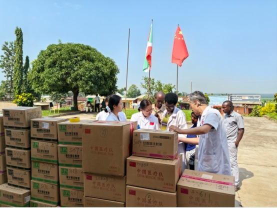 Des médicaments et des équipements médicaux offerts aux 3 hôpitaux pour contribuer à la coopération médicale sino-burundaise.