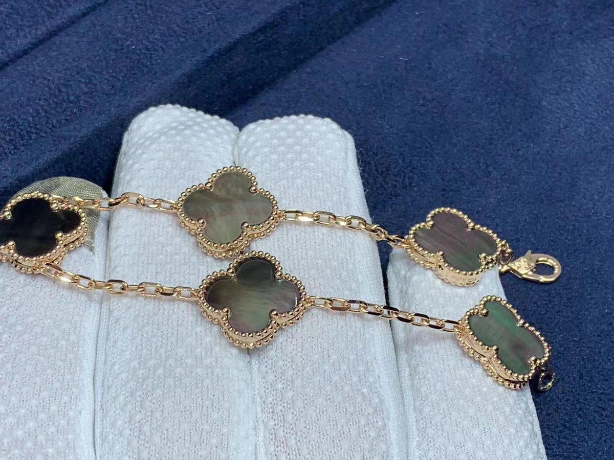 custom_brands's tweet photo. Experience the ultimate elegance with our customized jewelry, featuring the finest rose gold bracelet with dazzling diamonds. for more information Visit us https://t.co/fPVS7sh1Y7 now  

#CustomJewelry #RoseGoldBracelet #DiamondJewelry #LuxuryAccessories #FineJewel https://t.co/02KunoMYbk