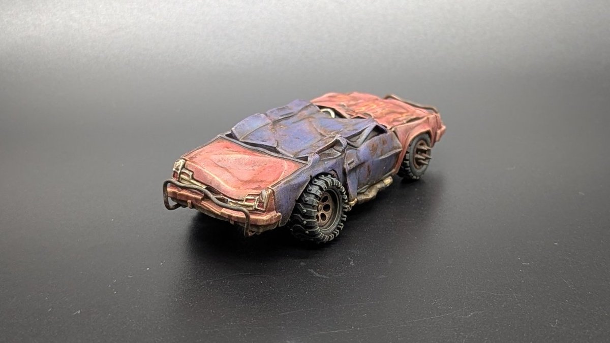 takeyass21's tweet photo. 今まで作った #gaslands 車の中で一番のポンコツマシン。
ベースはSpeedBump。
加工は足回りがメインで、右側は削り込み車高短+ネガキャン、もう片側はリフトさせ、車体自体をねじるように傾けています。
フレイムスは @stickyfrog_ さん。
ボコボコですが、4点接地で走ります。

#hotwheels #madmax https://t.co/3mNgflWpsD