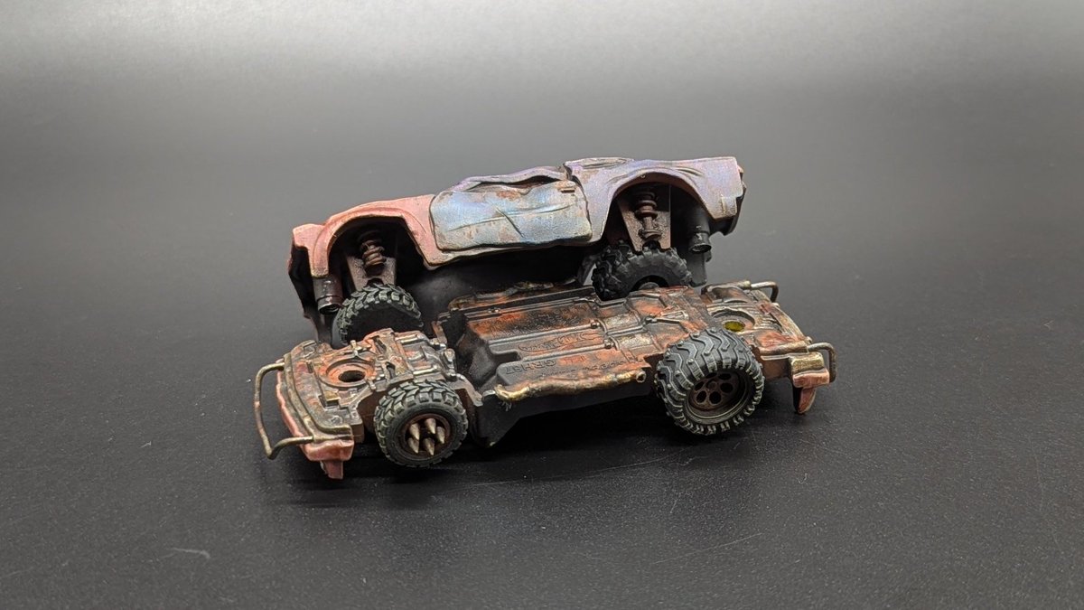 takeyass21's tweet photo. 今まで作った #gaslands 車の中で一番のポンコツマシン。
ベースはSpeedBump。
加工は足回りがメインで、右側は削り込み車高短+ネガキャン、もう片側はリフトさせ、車体自体をねじるように傾けています。
フレイムスは @stickyfrog_ さん。
ボコボコですが、4点接地で走ります。

#hotwheels #madmax https://t.co/3mNgflWpsD