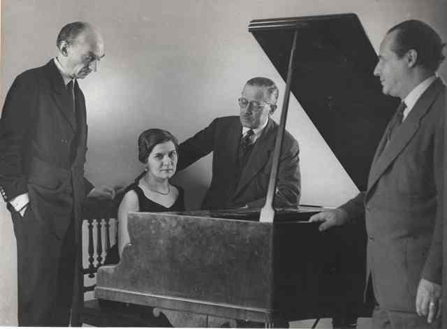 Almanacat Musical (@almanacat) on Twitter photo 17 de març de 1945: Maria Canals estrenava al <a href="/palaumusicacat/">Palau de la Música Catalana</a> "Tema amb variacions i final" de Rossend Llates, el seu futur espòs (al costat d'ella a la fotografia de 1953, amb Mompou i Blancafort,📷CEDOC 3.20 697).
Programa <a href="/cedocpalau/">cedocpalau</a>: mdc.csuc.cat/digital/collec…
<a href="/mariacanals_bcn/">Concurs Maria Canals</a> 17 de març de 1945: Maria Canals estrenava al <a href="/palaumusicacat/">Palau de la Música Catalana</a> "Tema amb variacions i final" de Rossend Llates, el seu futur espòs (al costat d'ella a la fotografia de 1953, amb Mompou i Blancafort,📷CEDOC 3.20 697).
Programa <a href="/cedocpalau/">cedocpalau</a>: mdc.csuc.cat/digital/collec…
<a href="/mariacanals_bcn/">Concurs Maria Canals</a>