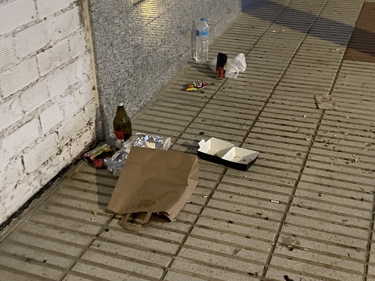 Tanto trabajo cuesta cenar y recoger la mesa?? Conociendo a los que eran…. no creo que a sus padres les guste esto🥲🥲