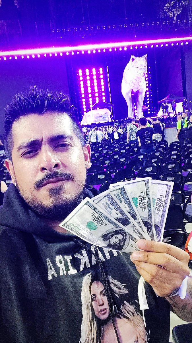 MarcHyrumMX's tweet photo. Hoy si facturamos con @shakira 
#LMYNLWorldTourGuadalajara 
#lmynlworldtour https://t.co/NBN6p2YnTr