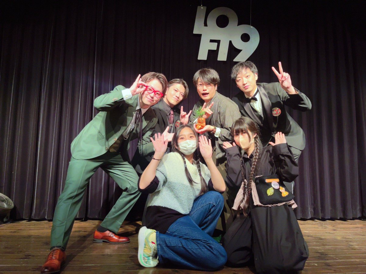 #好奇機関倶楽部
『瓶詰の不思議人参』
皆様のおかげで
無事翌日を迎えることができました⌚

メンバー集合写真をペタリ

マジシャンズ
🎩早稲田康平さん(<a href="/k_waseda0619/">早稲田康平</a>)
👓ザッキーさん(@zaki_kzkaki)
💲すぎやんさん(<a href="/sugiyan_magic/">マジシャン すぎやん</a>)

不思議人参
🥕橋本我矛威(@kamuigyoniku)

物販
