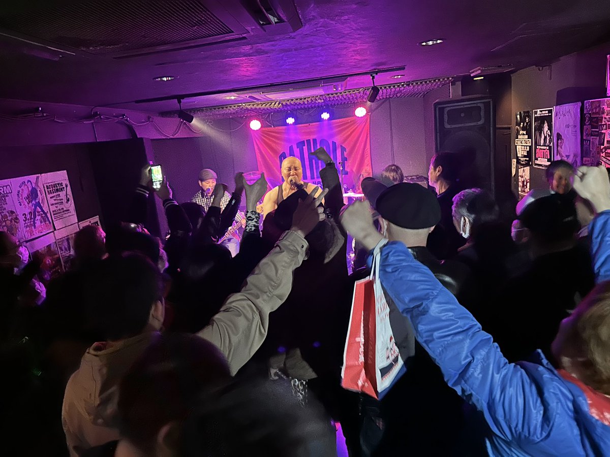 oitheyuichi's tweet image. 昨夜はRATHOLEへ。フロアで皆んなと酒飲んで喋ってライブ見て。改めてええ箱やなーと。いつもサンキュー。あ、昨夜1億年ぶりぐらいにコケた。ケツ痛い…雨の日は気をつけてね笑 写真はBASILISK！ええ夜でした。#RATHOLE #ラットホール #鼠穴 #パンク小屋