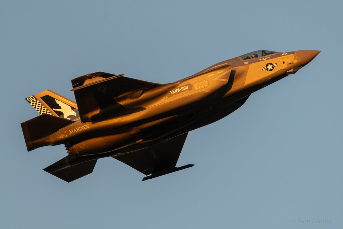 pressxtolive's tweet photo. Another evening launch for the VMFA-533 Hawks and VMFA-112 Cowboys out of NAS JRB Fort Worth, with the "color bird" for both. #vmfa533 #vmfa112 https://t.co/UG5CAYA3n8