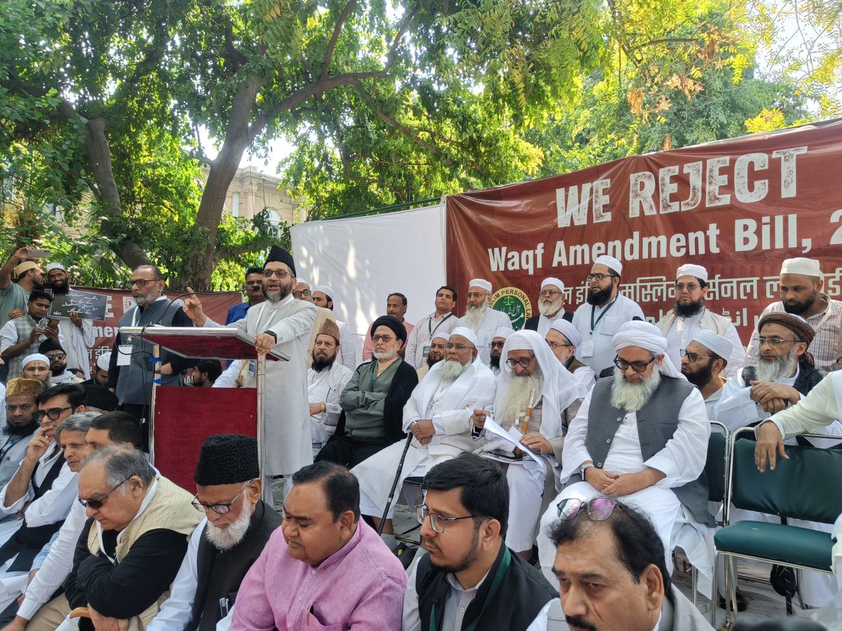 mnzsio's tweet photo. Syed Sadatullah Hussaini, Ameer Jamaat-e-Islami Hind, addressing the protest against the Waqf Amendment Bill 2024, voicing concerns about its impact on Waqf properties and Muslim rights.

#jamaatEislamihind
#WeRejectWaqfAmendmentBill  #rejectwaqfbill https://t.co/V6r80TA7GB