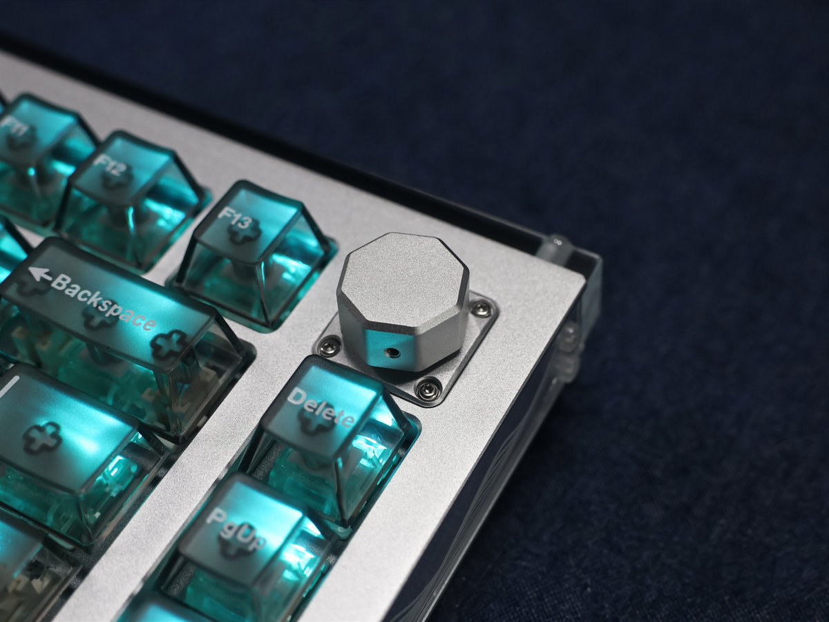 DrunkDeerKeeb's tweet photo. This set of PC transparent keycaps is super popular!🤩
The four sides are transparent, while the top is frosted, giving a high-end touching feel and an excellent shine through RGB effect!✨
Is this set of lil star keycaps your cup of tea?🌟
#drunkdeer #a75master #drunkdeera75ms #keycaps #gamingkeyboard