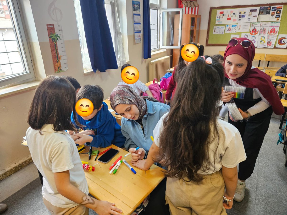 AnkaraKYGM's tweet photo. 📍Mehmet Akif Yurdu

🎈Oyun Arkadaşım projesi kapsamında Faik Erbağı İlkokulu’ndaki öğrencilerimizle bir araya geldik.

Birlikte oyunlar oynadık, yüz boyama yaptık ve kahkahalarla dolu bir gün geçirdik. 🎨🤹‍♂️ https://t.co/cEcThRSNB5