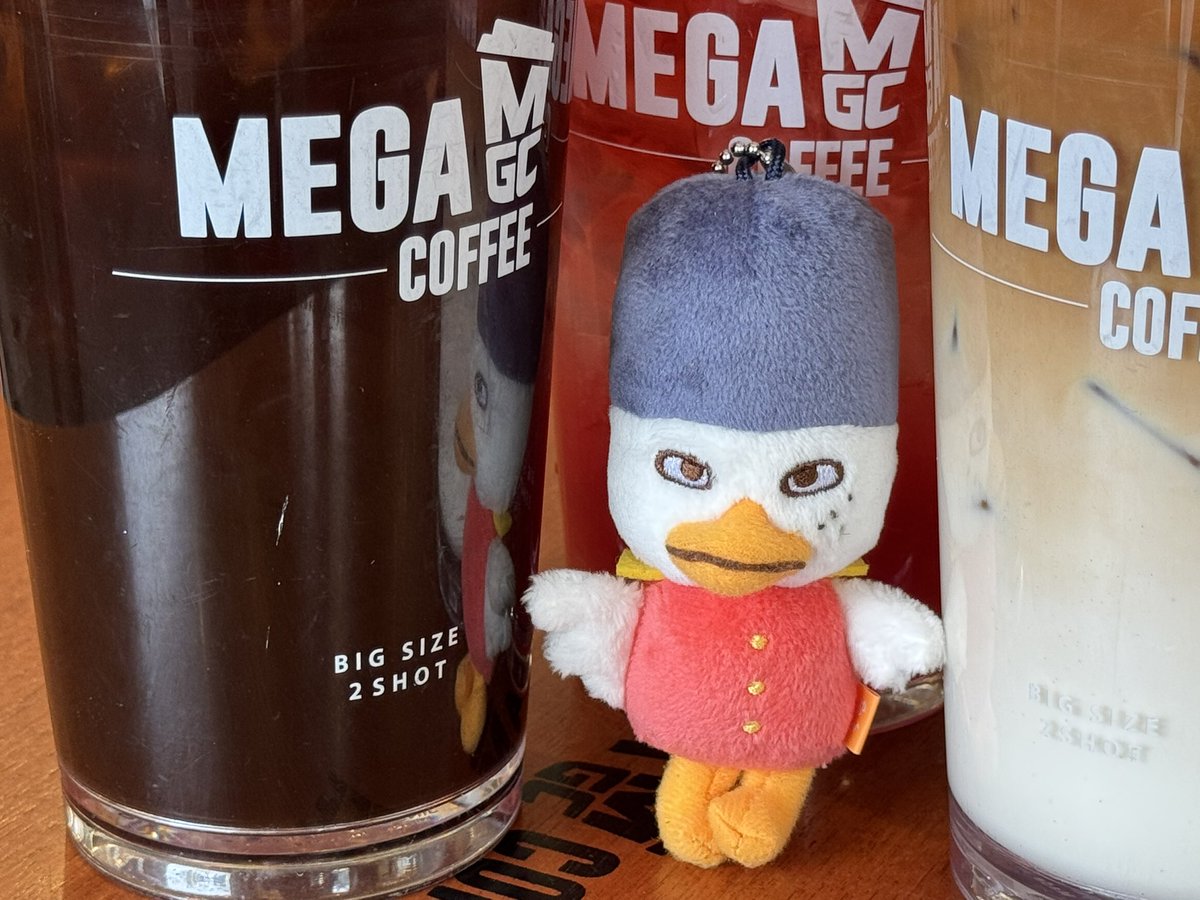 mega_mgc_coffee's tweet photo. 똘병과 메가MGC커피 나들이 ^3^.
곧 전국 매장으로 출시 될 왕메가시리즈들과 함께 
왕사이에도 기개넘치게 서있는 똘병 아주 귀여워💂🏻‍♂️

#응모만해도메가콘서트추첨
#메가MGC커피 #메가콘서트 #SBS메가콘서트
#메가MGC커피_SBS #SBS_MEGA_CONCERT https://t.co/G8vFfFo2Cb