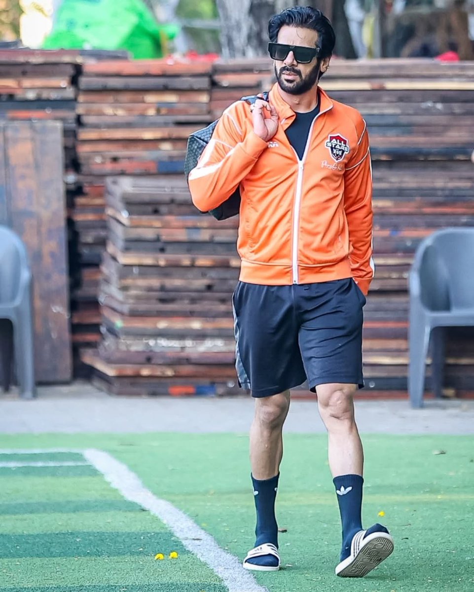 KVMFanmily's tweet photo. What a playerrrr! ~~ **in Anil Kapoor's style** 🥳

@KaranVeerMehra #KaranVeerMehra https://t.co/crULBF4jgz