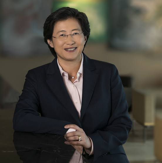 En octubre de 2014, la junta directiva de AMD nombró a Lisa Su como CEO.

La razón oficial: la empresa necesitaba un nuevo liderazgo.

Pero la realidad era más dura:

💰 $2.2B en deudas
📉 Acciones a $2
🔍 Menos del 1% del mercado de servidores
📆 Tres años consecutivos de