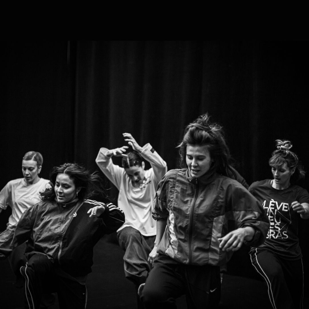 🌟Retours en image sur la nouvelle création de Jann Gallois : Imminentes 🌟

Imminentes met en scène un sextette féminin sur la puissance de la douceur 🔥

📸 Clément Szczuczynski