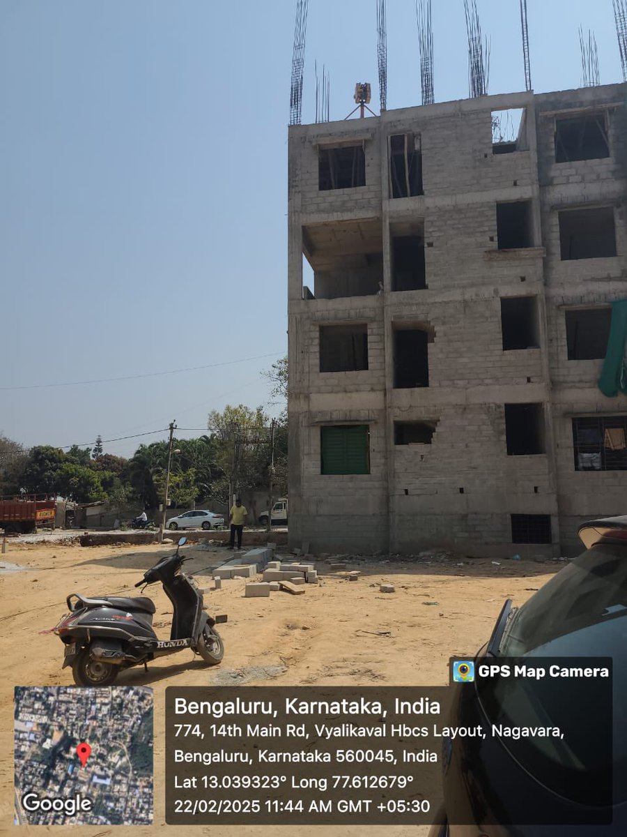 Chakra9804's tweet photo. Illegal PGs of 5-6 floors mushrooming in Vyalikaval layout, Veeranapalya. NO setbacks, fire safety or relevant permits. Flouting court stay orders! Risk to the locality. 
@thekjgeorge 
@BBMPofficial @BBMPCOMM @chairmanbwssb @KarFireDept @DKShivakumar @CourtKarnataka @NammaBESCOM https://t.co/1Tcjm6dPXT