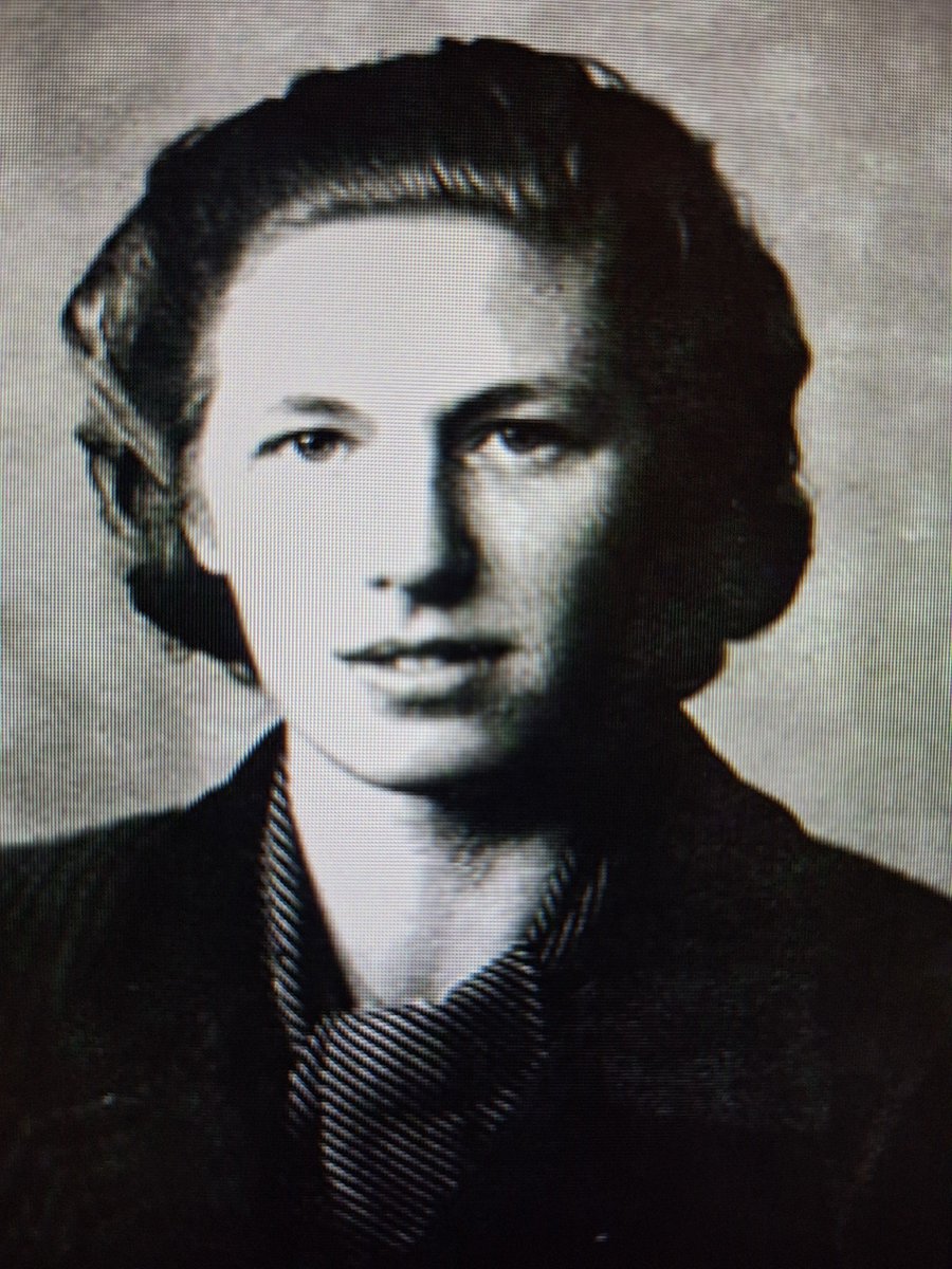 Adrienne Gommers. Anderlecht. Studente. Vrijgezel. Verzetsgroep ABC en Zéro. Inlichtingen. Opsluiting in Sint-Gillis. Deportatie naar het concentratiekamp van Ravensbrück. Adrienne wordt er bevijd eind april '45 en sterft op 17 aug. 2007. 87 jaar. #heldenvanhetverzet