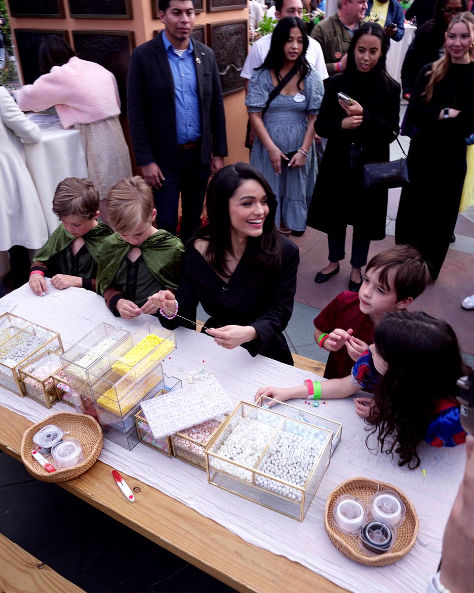 DisneyStudios's tweet photo. A surprise princess appearance at a special fan screening on the legendary Walt Disney Studios Lot 👑✨ 

Disney’s #SnowWhite in theaters Friday! Get tickets now: https://t.co/SWksDu7sSe https://t.co/V6wZoi9Gqa