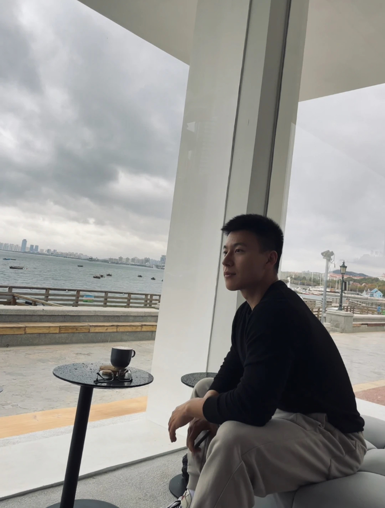 自分の感情を見つけたと思っていたのに、笑い話だとは気づかなかったのです。
自分では完全な愛を手に入れられると思っていても、別の結末があるとは思いませんでした。
恋しいのですが、こちらから連絡することはできません。